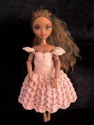 Ręcznie robiona sukienka na szydełku dla lalki Barbie Dream Besties