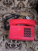 Czerwony telefon stacjonarny PRL