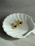 Kolczyki Old money Czarna emalia Sztyft Zezu jewelry