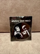 Przypinka czarna z kultową grafiką – nowa, w opakowaniu