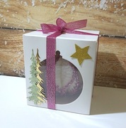 Bombka z włóczki na szydełku, śr. 10 cm.