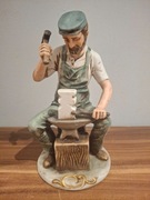 Figurka z porcelany kowal