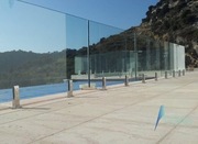 BALUSTRADA SZKLANA NA SPIGOTACH TIOMO