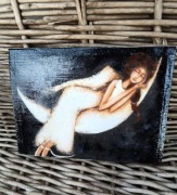 Anioł na księżycu – obraz na desce | spokojna, magiczna dekoracja 