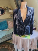 Żakiet aksamitny falbankami r 40