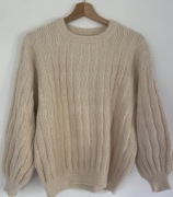 Waniliowy fajniutki sweter przeplatany opalizującą nitką w b. db. - stanie