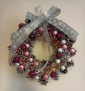 Wianek świąteczny z szyszek z małymi bombkami