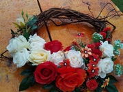 Wianek na drzwi na cmentarz z wikliny że sztucznymi kwiatami