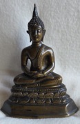 Posążek  siedzącego Buddy w pozycji medytacyjnej, brąz, wysokość 14 cm. 