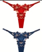 Śliczne seksowne z kwiatkami stringi 