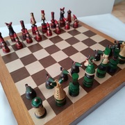 Zestaw szachowy z czerwono-zielonymi figurami