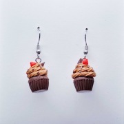 Kolczyki wiszące na biglu muffinki z czekoladą i truskawką z modeliny fimo 