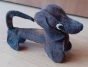 Brązowy jamnik filcowy_ zabawka PRL