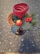 świecznik drewniany z dekoracją z wikliny 