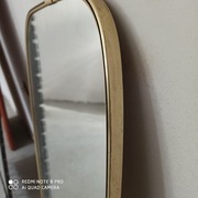 Lustro w metalowej ramie