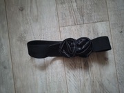 Czarny pasek gumowy z atłasowymi różami