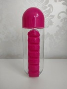 Bidon różowy z pojemnikiem na lekarstwa 2 w 1