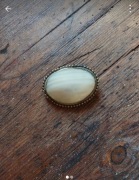 Broszka z masą perłową vintage