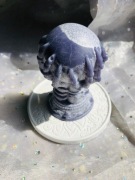 Świeca, świeczka na gipsowej podstawce straszne ręce z magiczną kulą