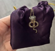 Naszyjnik Kobra Bijou Brigitte, złoty metal z szkłem