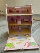 Drewniany różowy domek dla lalek – idealny prezent!