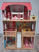 Drewniany domek dla lalek
