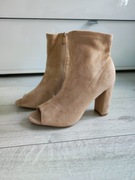 Botki beżowe na słupku 