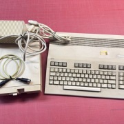 Commodore 128 ze stacją 1571, zasilacz, kable. 
