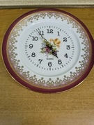 Porcelanowy zegar ścienny Freiberg Porzellan – złoto-bordowy dekor, kwiaty