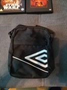 Saszetka czarna Umbro z białym paskiem