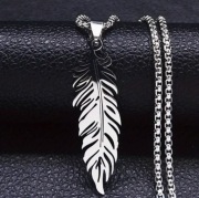 Naszyjnik w kształcie liścia.