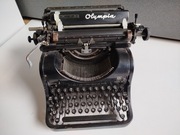 Zabytkowa maszyna do pisania Olympia