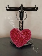 Ręcznie robiony na szydełku brelok w kształcie serca 