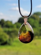 Wisiorek z żywicy - motyw roślinny z bursztynem