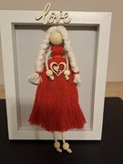 Makrama, dziewczynka w czerwonej sukience 