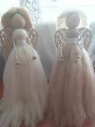 Anioły w kolorze kremowym i brązowym