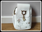 Mała torebka na dłuższym regulowanym pasku