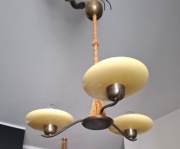 Lampa, Żyrandol retro 3-ramienny z kremowymi kloszami | lata 70te