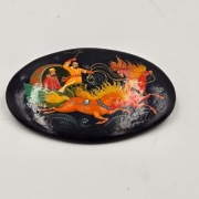 Rosyjska broszka lakierowana trojka konie papier mache 7x5 cm