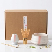 Biało-różowy zestaw matcha - komplet akcesoriów matcha