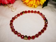 Bransoletka damska z czerwonych szklanych koralików i złotymi serduszkami