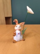 Figurka Goebel porcelana Królik ze stokrotką 