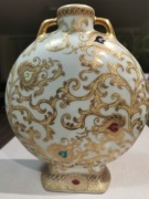 Chiński wazon złoty motyw kwiaty 