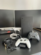 Xbox series X 1TB + 2 pady + stacja do ładowania + gry