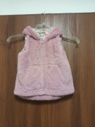 Kamizelka dziewczęca z kieszeniami i kapturkiem 