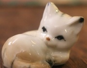 Porcelanowa figurka SPIĄCEGO KOTKA.