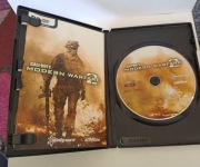 Dwie gry, Call of Duty 2 modern warfare i Call of Duty 4 modern warfare