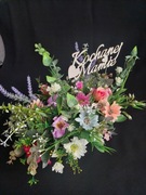 Stroik ze sztucznych kwiatów, kompozycja nagrobna