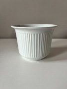 Mała, biała doniczka/osłonka ceramiczna