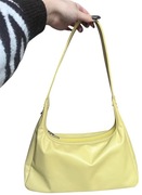 Masełkowo żółta torebka baguette – pastelowy hit wiosny